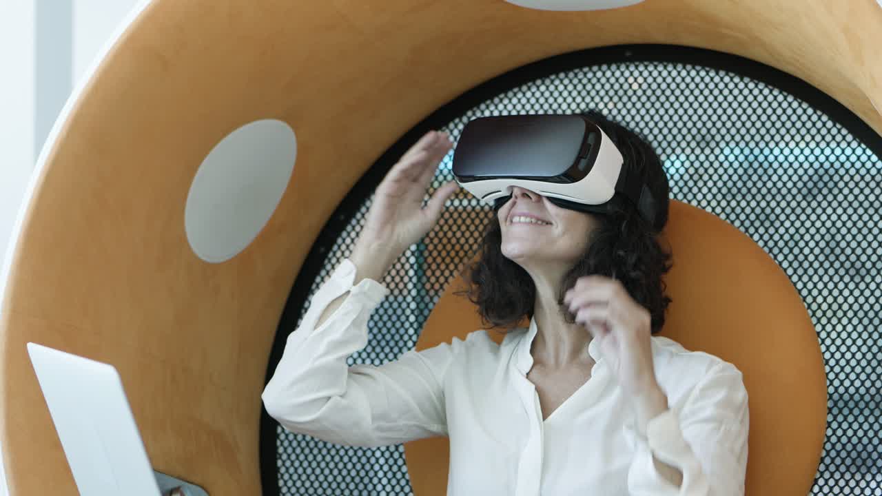 mujer de negocios alegre en auriculares vr