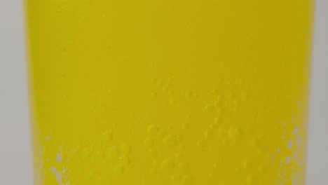 comprimido efervescente amarillo gaseoso que se disuelve en agua