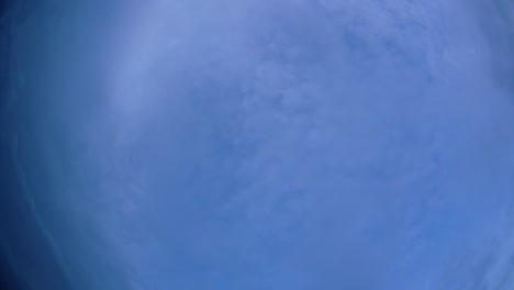 cielo azul y capa de nubes moviéndose en una hermosa tarde soleada