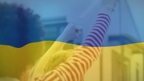 Animation-Der-Flagge-Der-Ukraine-über-Dem-Rücken-Eines-Afroamerikanischen-Männlichen-Demonstranten