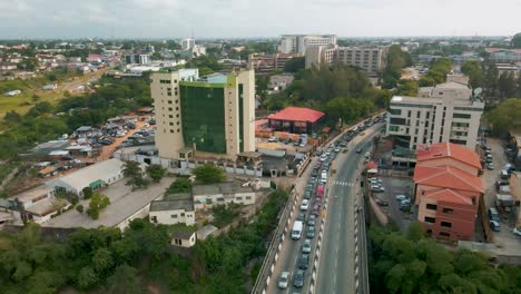 coches en tráfico pesado de lagos al anochecer hasta la noche