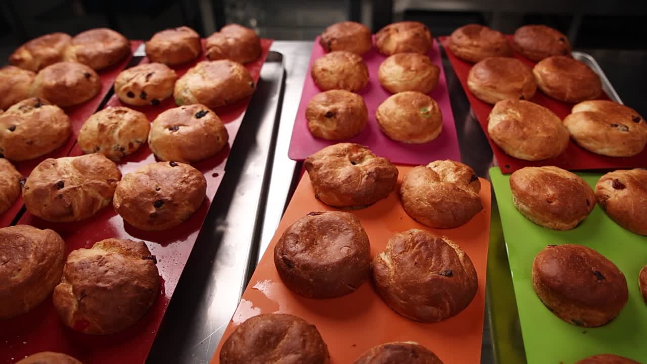 productos horneados en bandejas en una cocina comercial