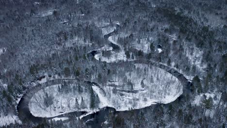 Vista-Panorámica-Del-Río-Sinuoso-En-La-Península-Superior-De-Michigan