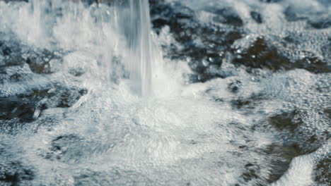 Agua-Cayendo-Con-Espuma,-Primer-Plano,-Cámara-Lenta