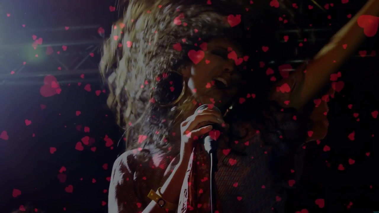 Cantora de música com microfone cantando, causando corações vermelhos animados preenchendo o quadro enquanto balança o cabelo.