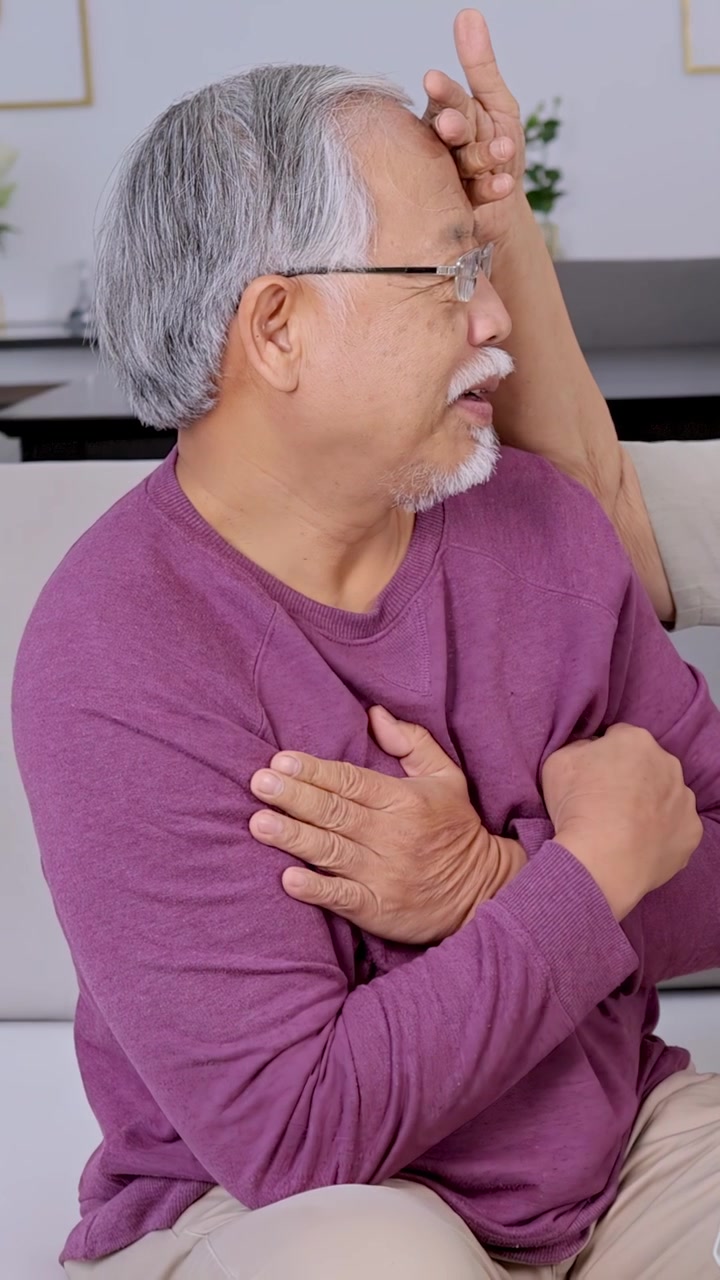 Äldre asiatisk man upplever bröstsmärta och huvudvärk.