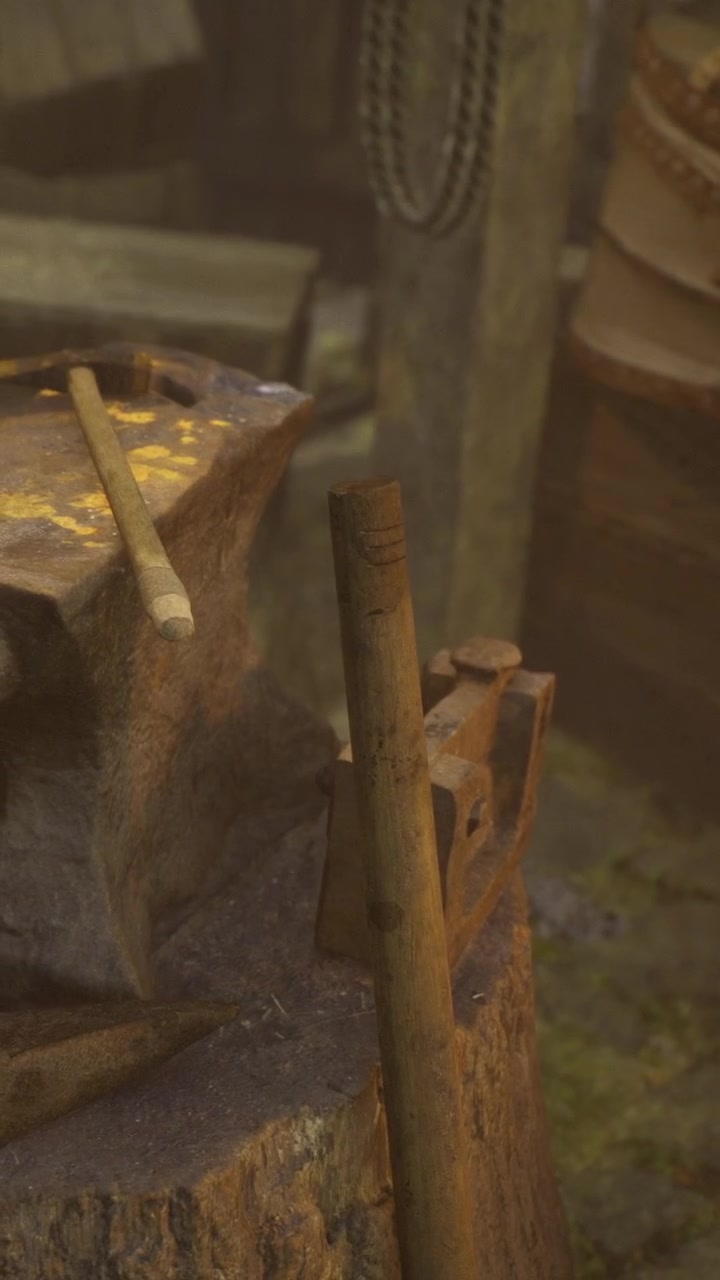 Utensili artigianali su una superficie di legno in un laboratorio con oggetti metallici nelle vicinanze.