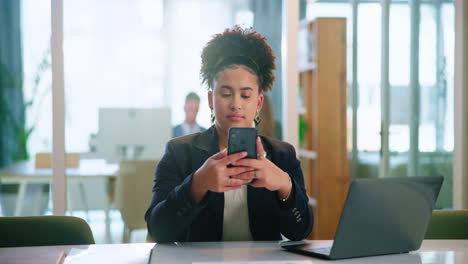 mujer de negocios trabajando en su escritorio