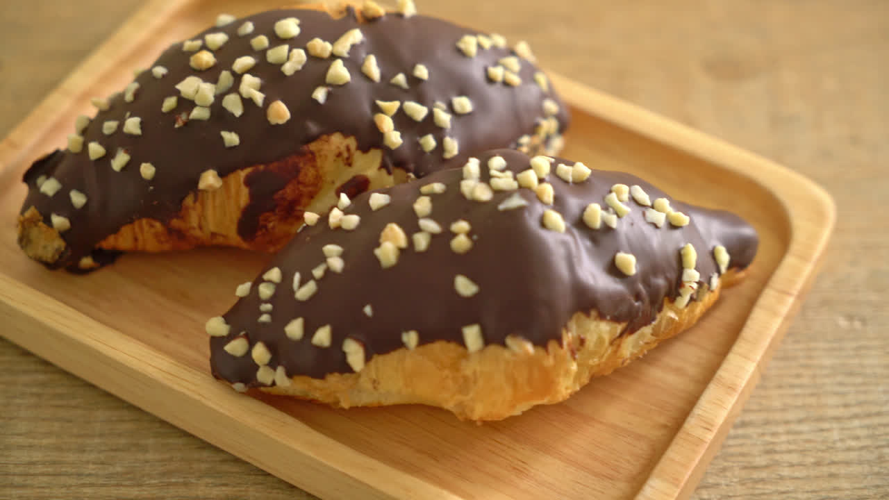 croissant con cioccolato e noci