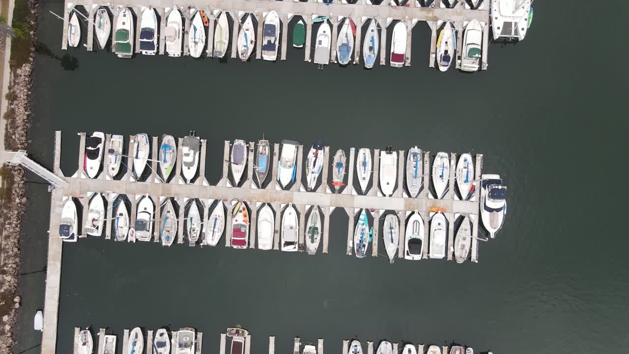 공중에 떠 있는 많은 보트가 있는 항구 부두