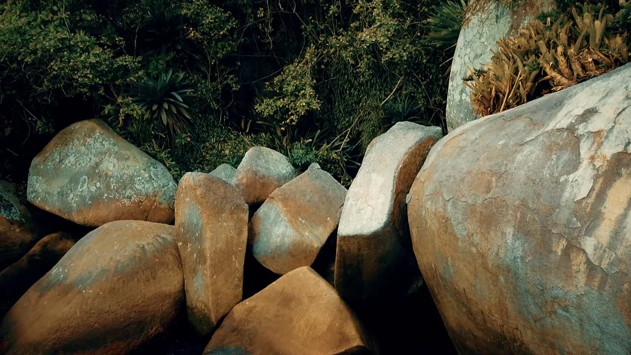 날마다 떨어지는 물방울은 가장 단단한 바위를 닳게 한다