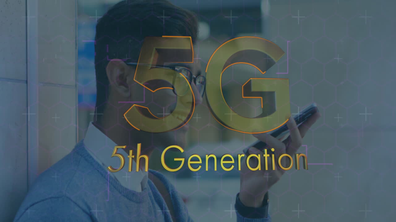 video compuesto digital de texto 5g contra un hombre hablando en un teléfono inteligente en la oficina