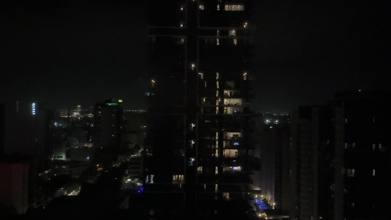 Ampia inquadratura di un grattacielo, appartamento in città di notte a East Perth, con luci che brillano dalle finestre