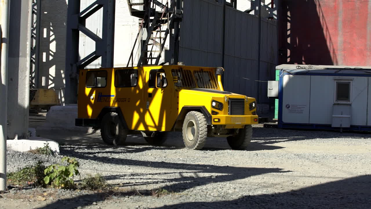 산업 현장에서 노란색 유리티 차량