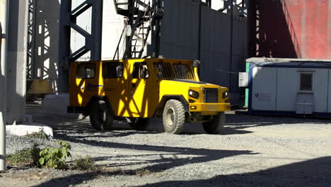 vehículo utilitario amarillo en un sitio industrial