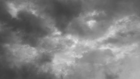 4k relámpagos y nubes sobre un cielo tormentoso