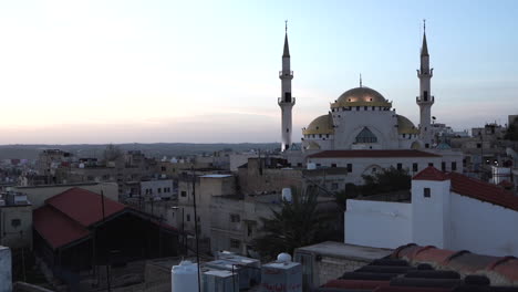 un lapso de tiempo del amanecer en la ciudad de madaba con la mezquita de jesucristo al fondo