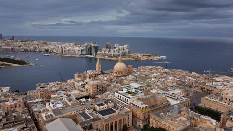 vista aérea de la ciudad de valletta y sliema en un día nublado