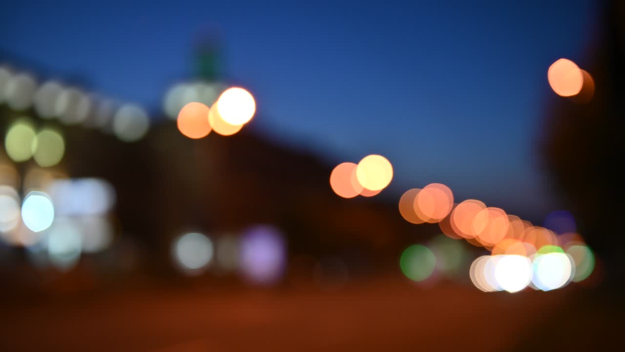 hermoso bokeh reluciente en el fondo oscuro borroso por la noche.