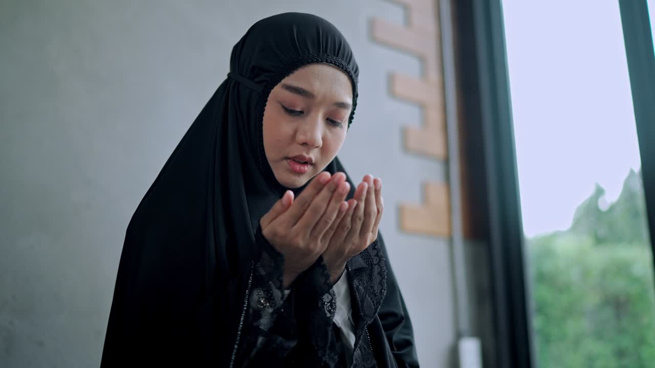 집 에서 기도 하는 젊은 무슬림 여자 의 일어난 각도 얼굴