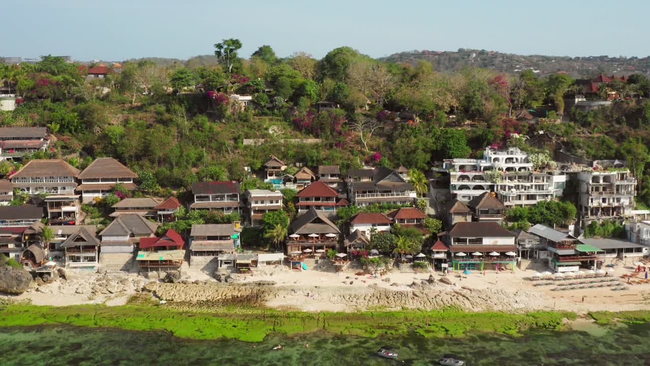 썰물 때 울루와투 절벽에 있는 빙인 마을