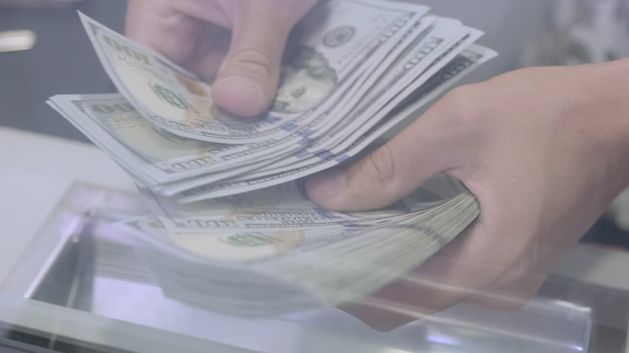 que las manos cuentan el dinero con un fondo blanco.