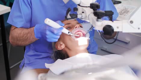 Dentista-Con-Equipo-Dental-Haciendo-Su-Trabajo-En-La-Clínica-Del-Dentista,-Debica,-Polonia