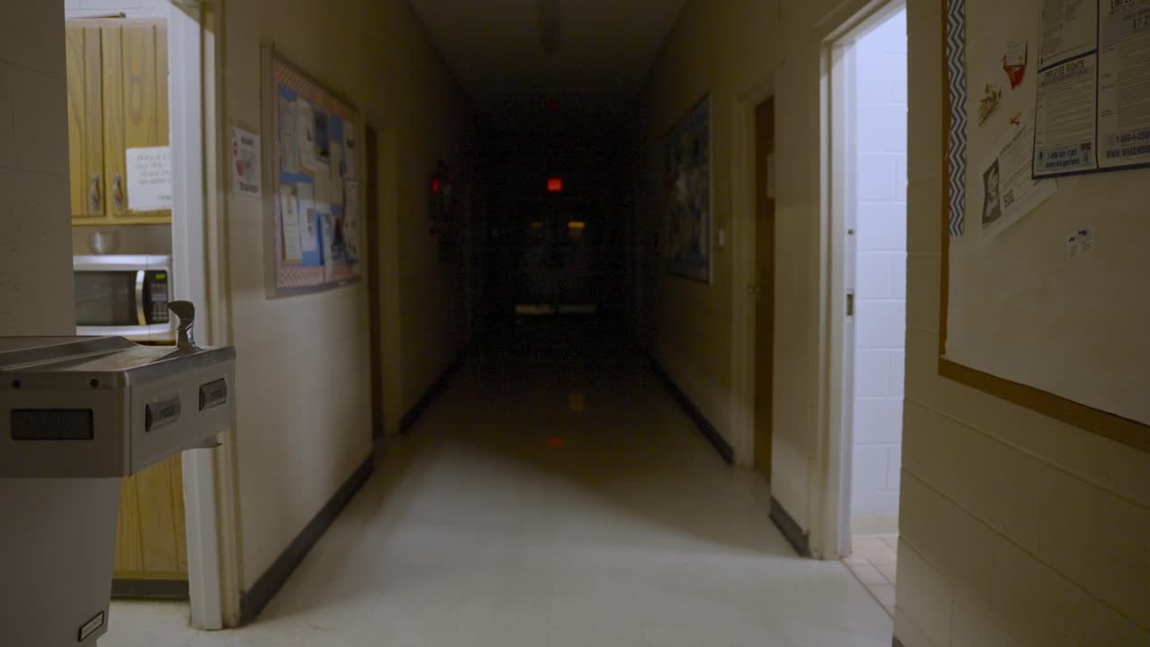 el edificio interior oscurece el pasillo, dos puertas abiertas con luces encendidas, un concepto misterioso