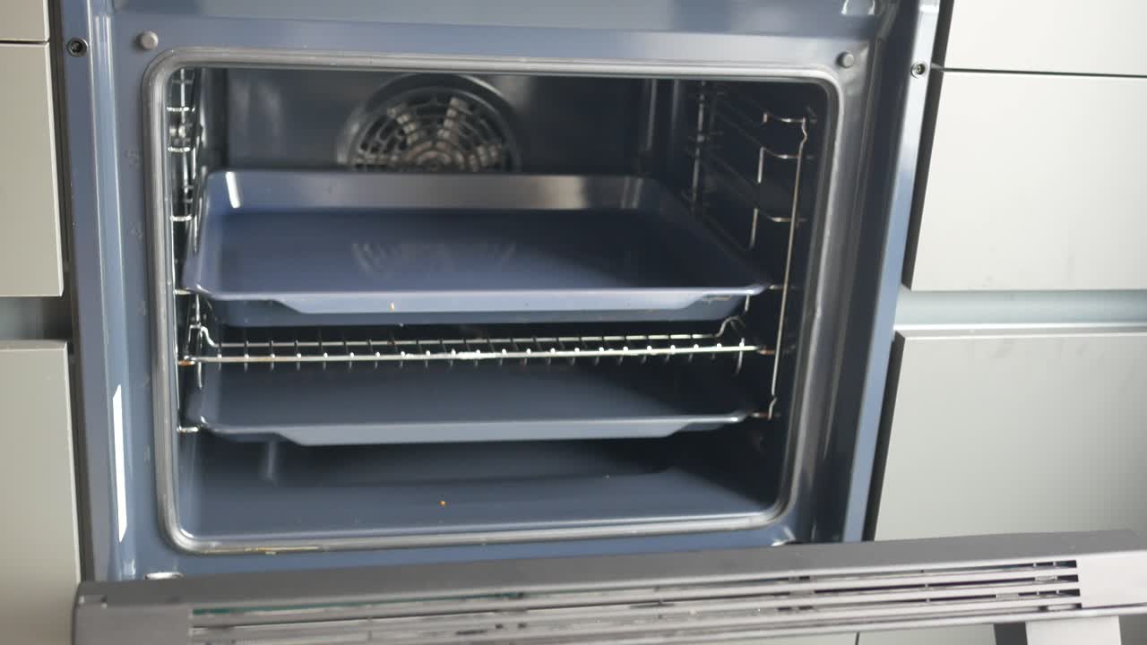 horno vacío con bandejas de horneado
