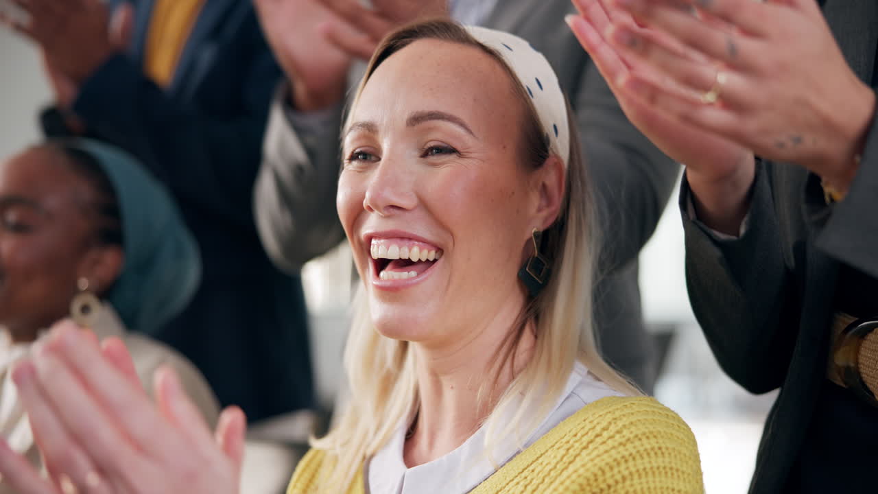 성공을 축하하는 비즈니스 팀