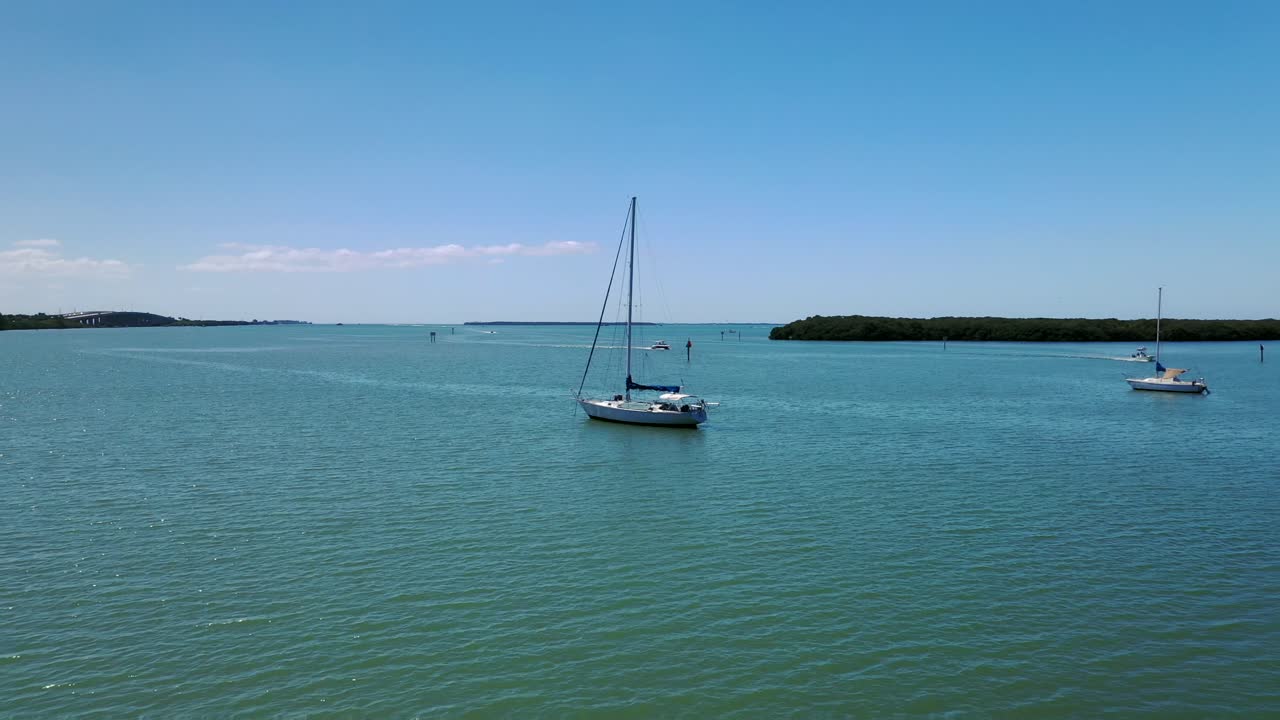veleros en aguas tranquilas de la bahía azul cerca del puerto de playa redonda en los ángeles, california