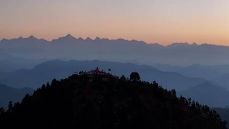 vista del amanecer de un templo en el himalaya
