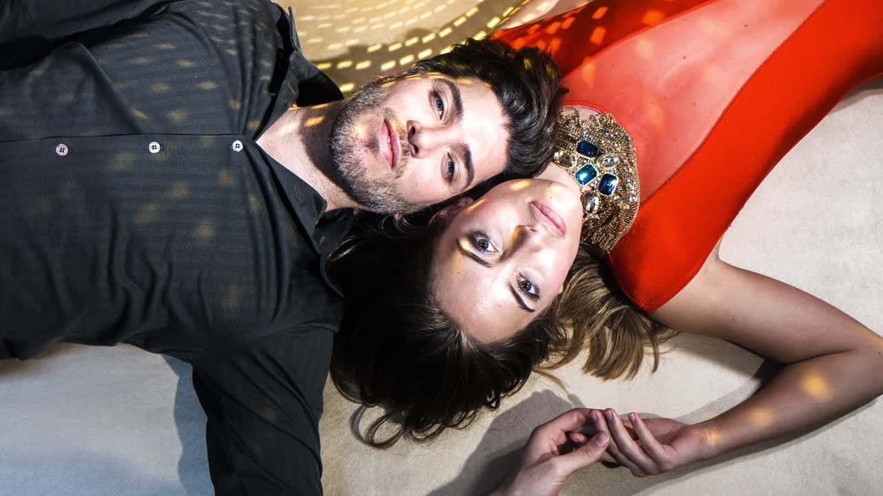 hombre y mujer en el piso 4k 00