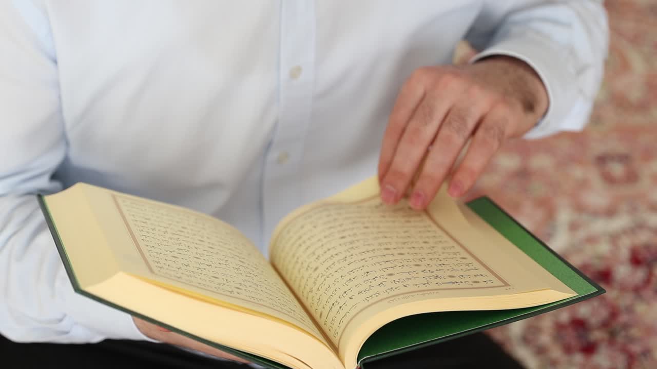 꾸란을 읽고 기도하기