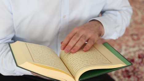leyendo el sagrado corán y rezando