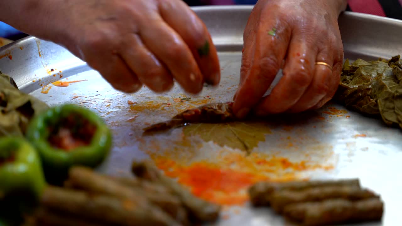una mujer está preparando hojas de uva rellenas, envoltura de hojas, cultura de la comida turca y hojas rellenas