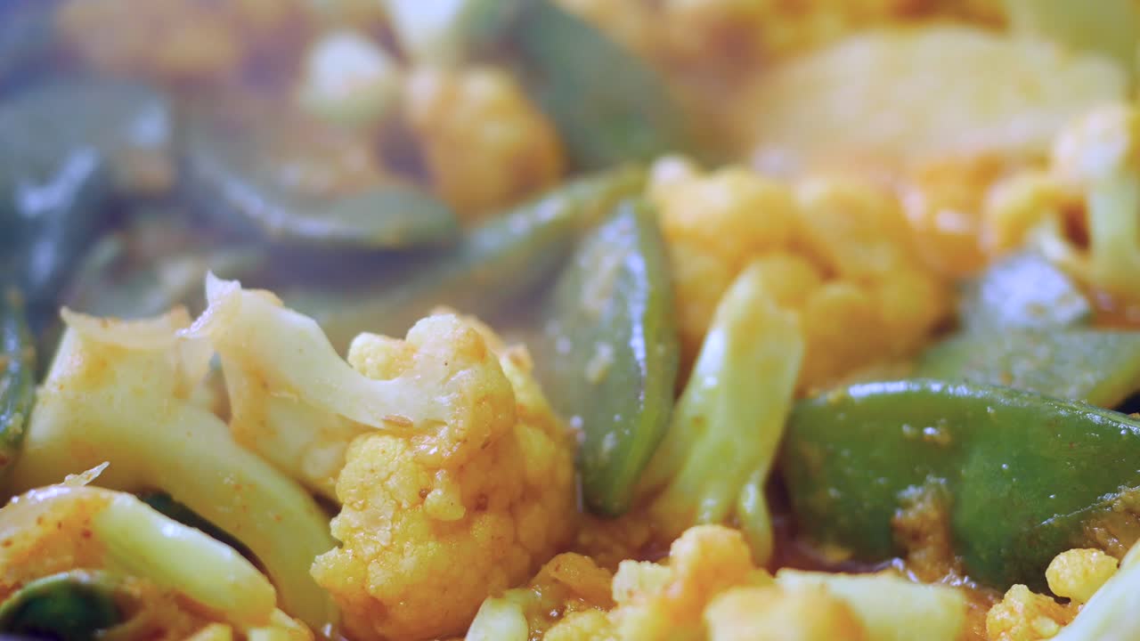 맛있는 꽃고기와 완두콩 커리의 클로즈업