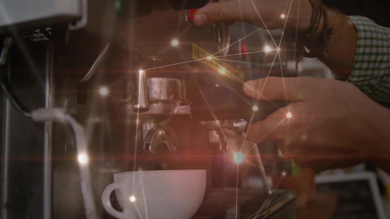 Barista che prepara l'espresso con macchina da caffè professionale