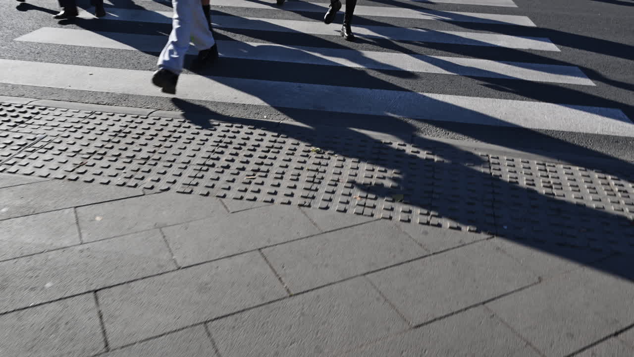 제브라 교차로를 가로질러 는 보행자의 휴대용 pov