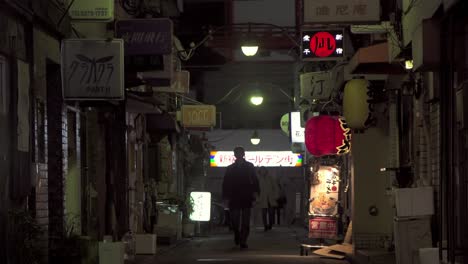 gente caminando por el callejón oscuro de tokio