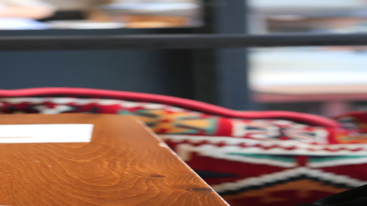 터키 차 를 는 컵 을 들고 있는 사람