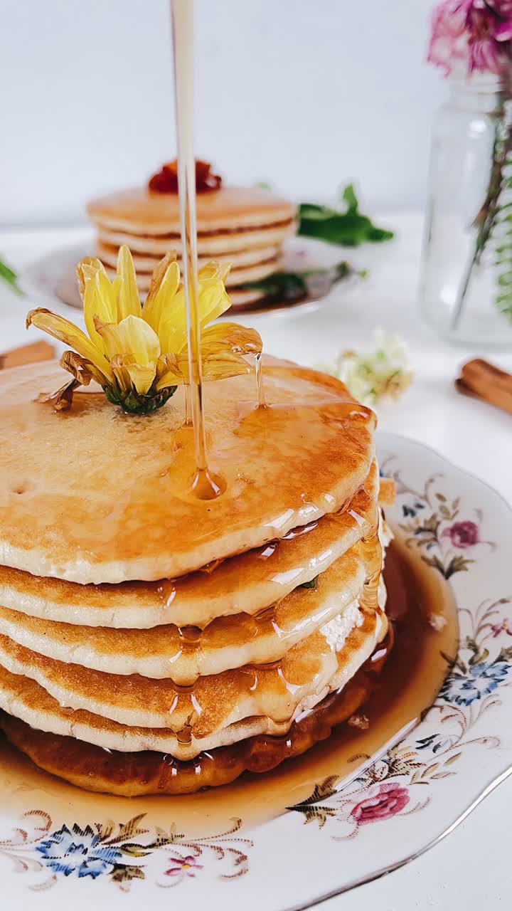 Una pila de panqueques con jarabe de arce