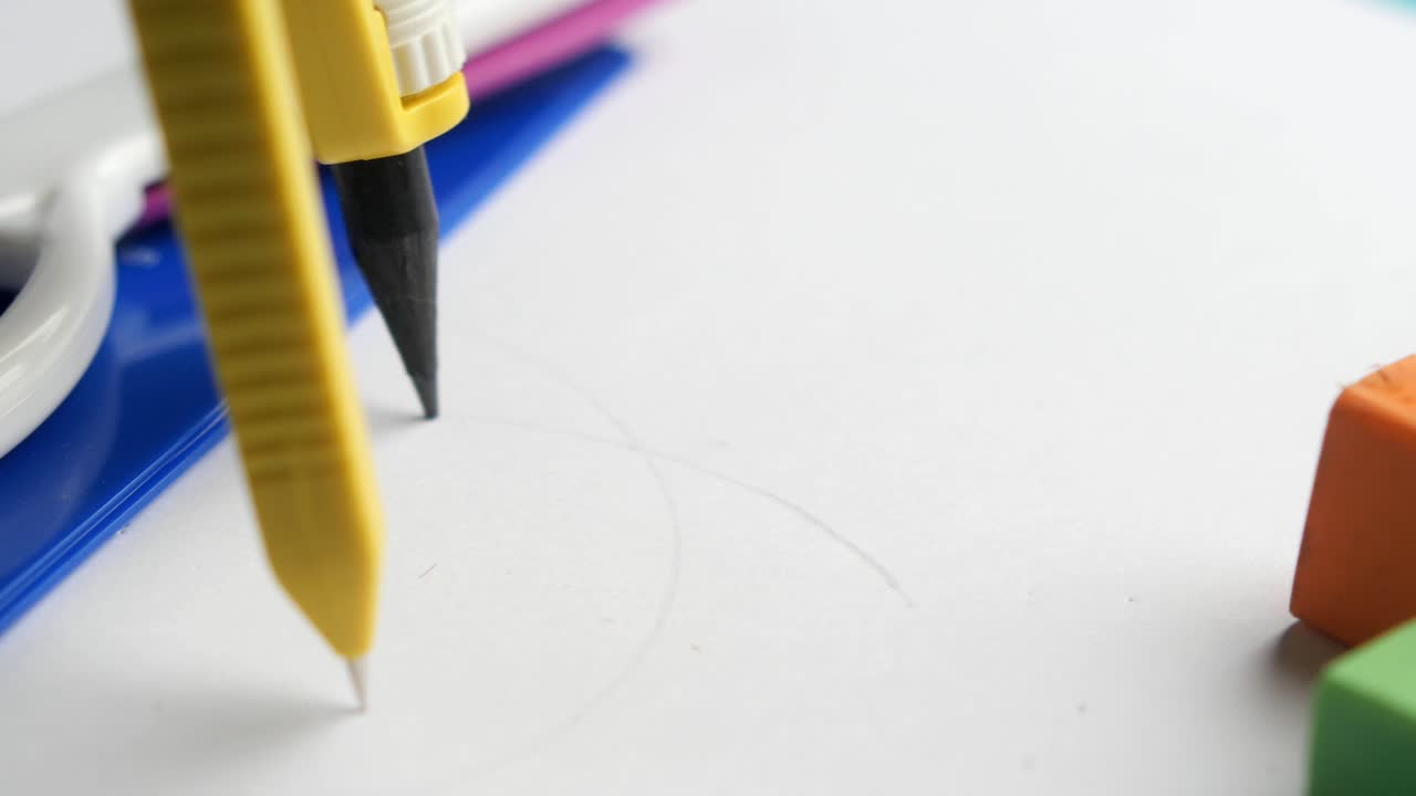 dibujar con brújulas y otros materiales escolares