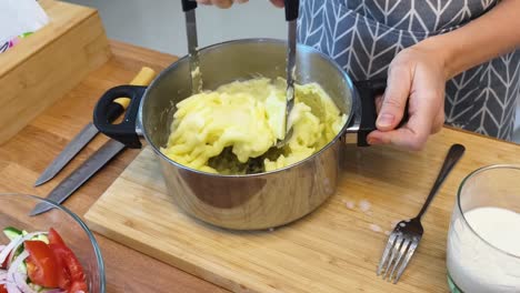 making creamy mashed potatoes