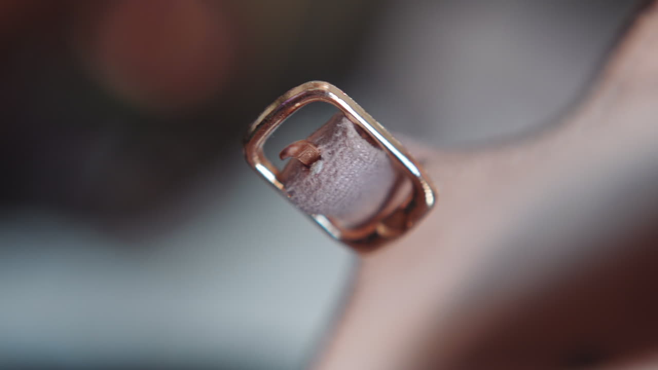 세련된 가죽 여성 신발 매크로의 작은 금색  ⁇ 매