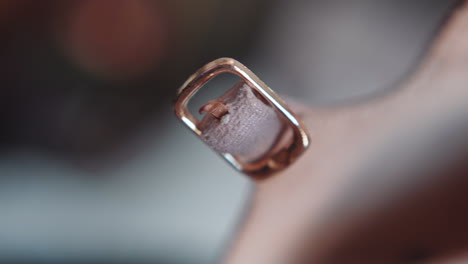 pequeña hebilla dorada de cuero elegante mujer zapato macro
