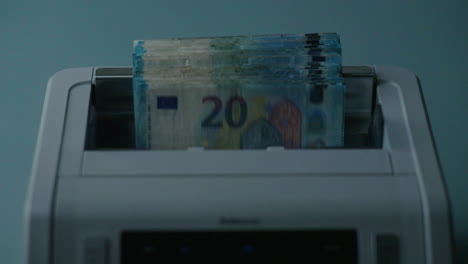 euro-banknoten werden von einer maschine gezählt