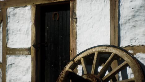 Rueda-De-Madera-Vieja-Y-Puerta-Negra-En-La-Casa-Blanca