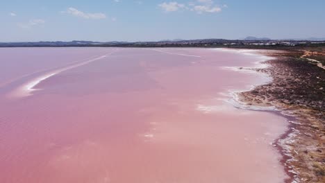 Torrevieja,-Alicante,-España---Vista-Aérea-De-Drones-Del-Lago-De-Agua-Salada-Rosa