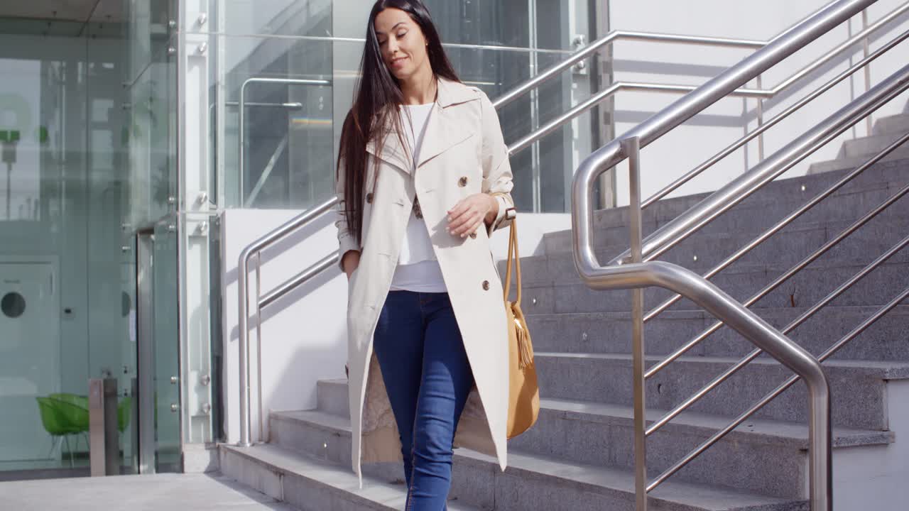 계단을 내려가는 세련된 여성